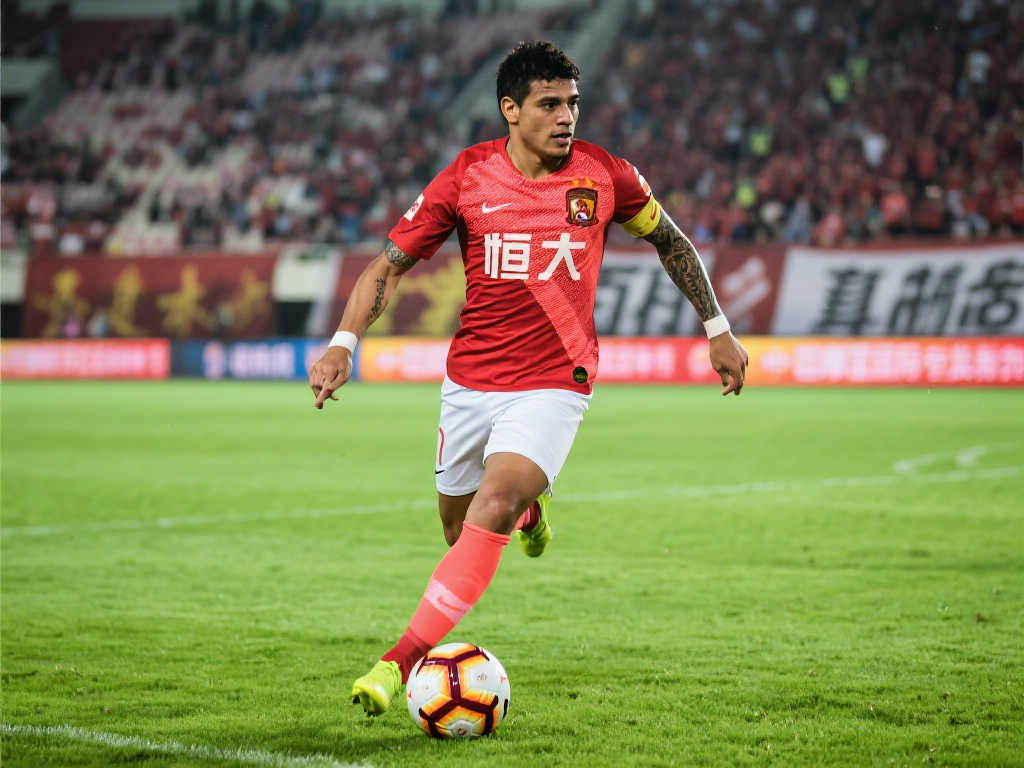 中超豪门签下南美射手,引发转会市场连锁反应 中超豪门签下南美射手,引发转会市场连锁反应